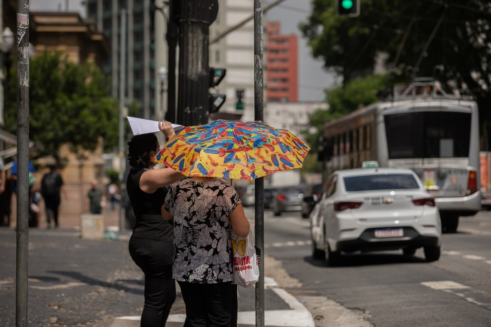 Pedestres enfrentam forte calor na região central de São Paulo, na tarde desta terça-feira (14). — Foto: BRUNO ROCHA/ENQUADRAR/ESTADÃO CONTEÚDO
