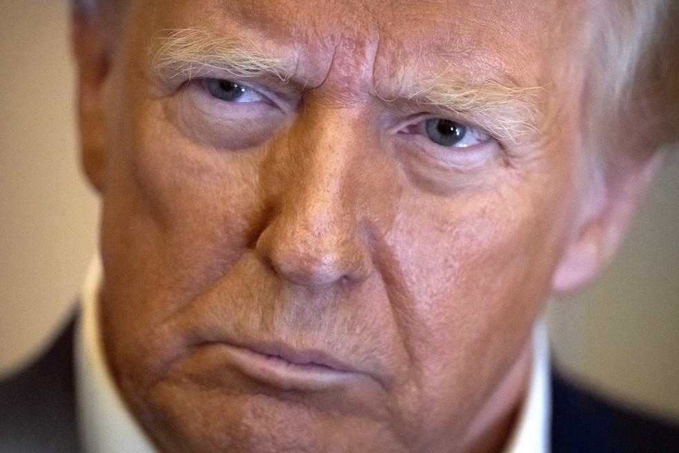 O presidente dos EUA, Donald Trump, durante conversa com imprensa a bordo do Air Force 1, em 25 de janeiro de 2025. — Foto: Mark Schiefelbein/ AP