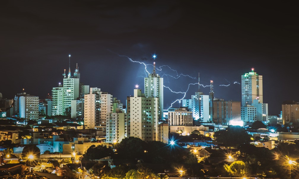 Fotógrafo registra a beleza dos raios que 'cortam' o céu de Presidente Prudente — Foto: Marcel Sachetti/Cedida