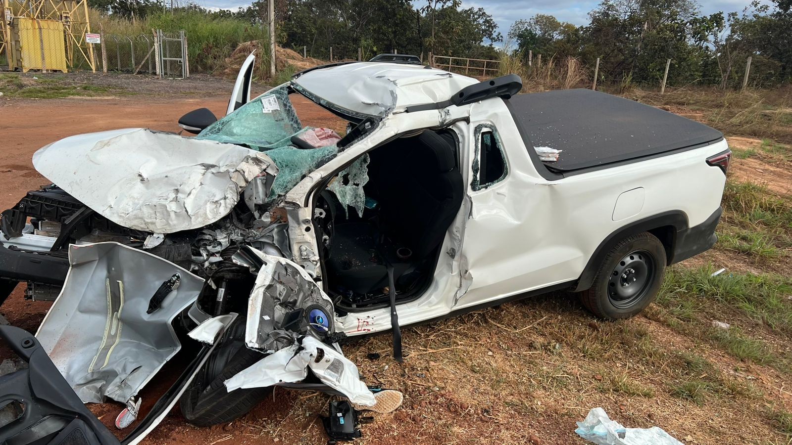 Mulher fica gravemente ferida após invadir contramão e bater de frente com carreta na BR-040, em Paracatu