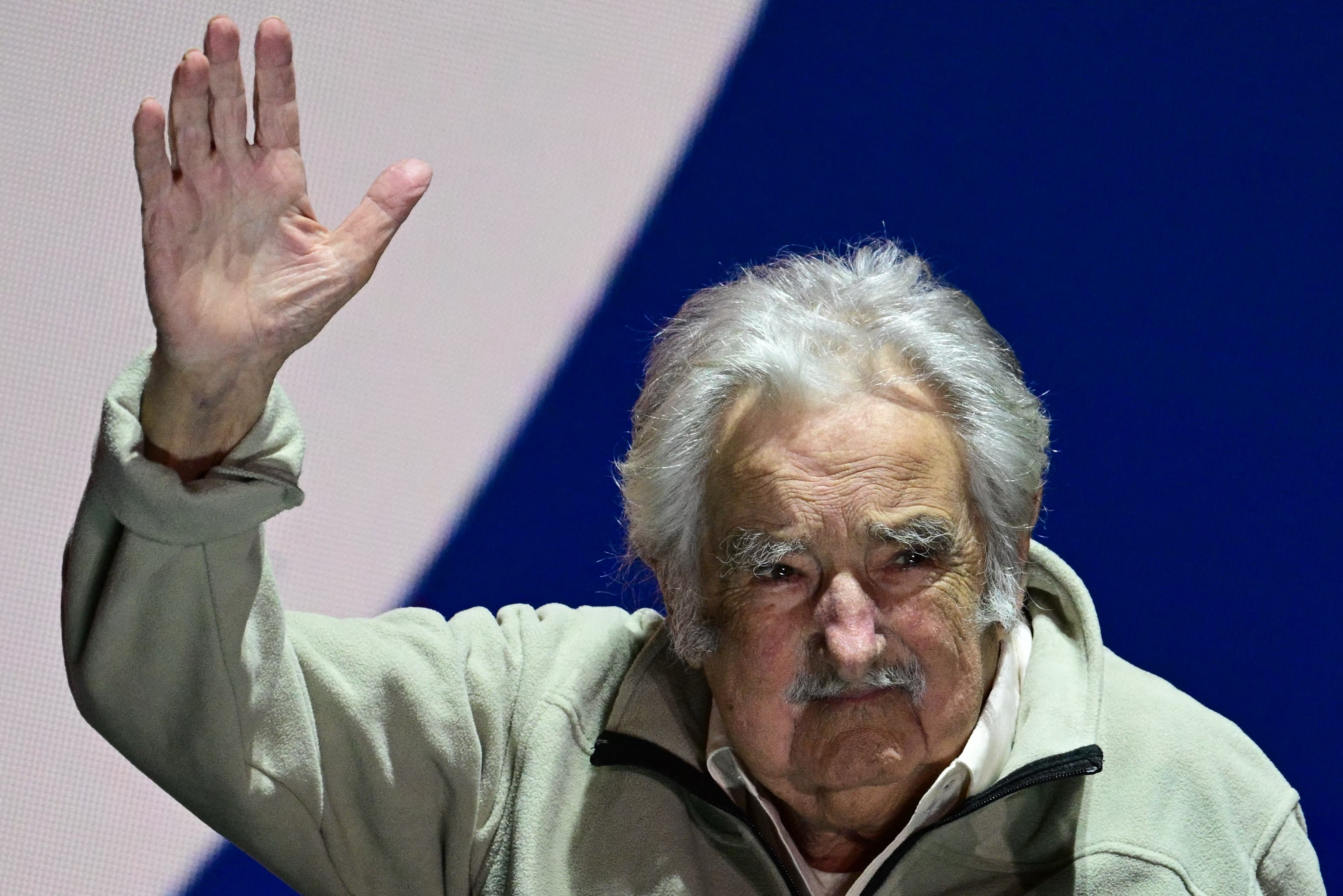 Pepe Mujica faz discurso em tom de despedida em primeira aparição pública em quase dois meses