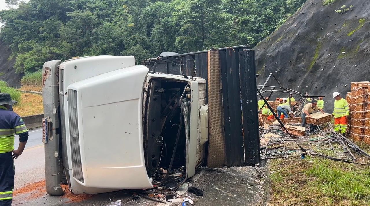 Caminhão com mais de 3 mil frangos tomba na Serra de Botucatu e interdita trecho da Marechal Rondon
