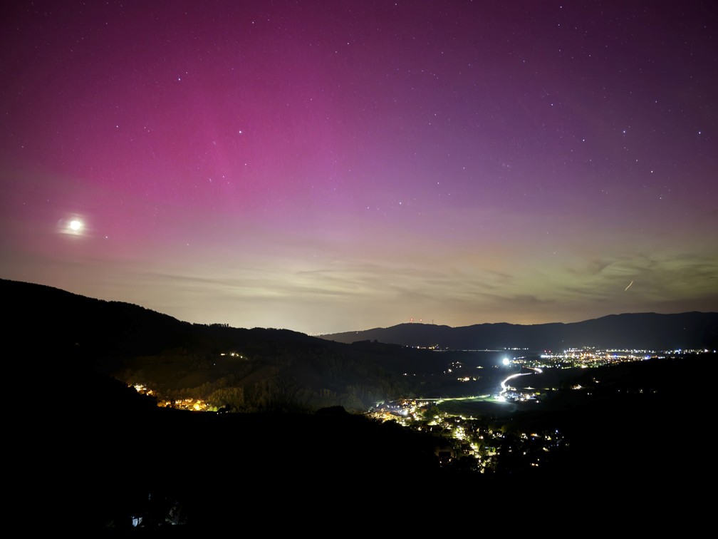 Aurora boreal sobre o vale Dreisamtal, na Floresta Negra, perto de Freiburg, Alemanha. — Foto: Valentin Gensch/dpa via AP