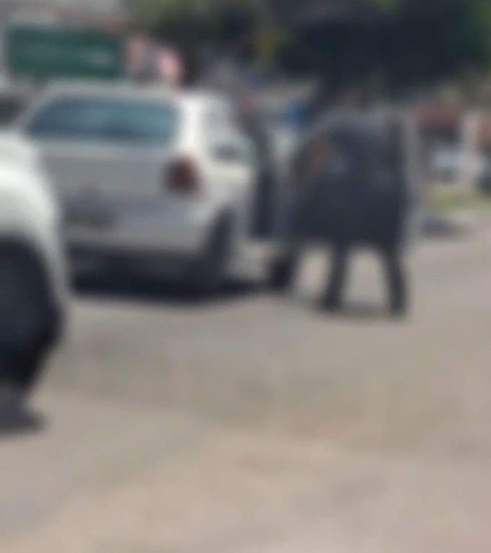 Homem sacou arma e evitou assalto — Foto: Reprodução