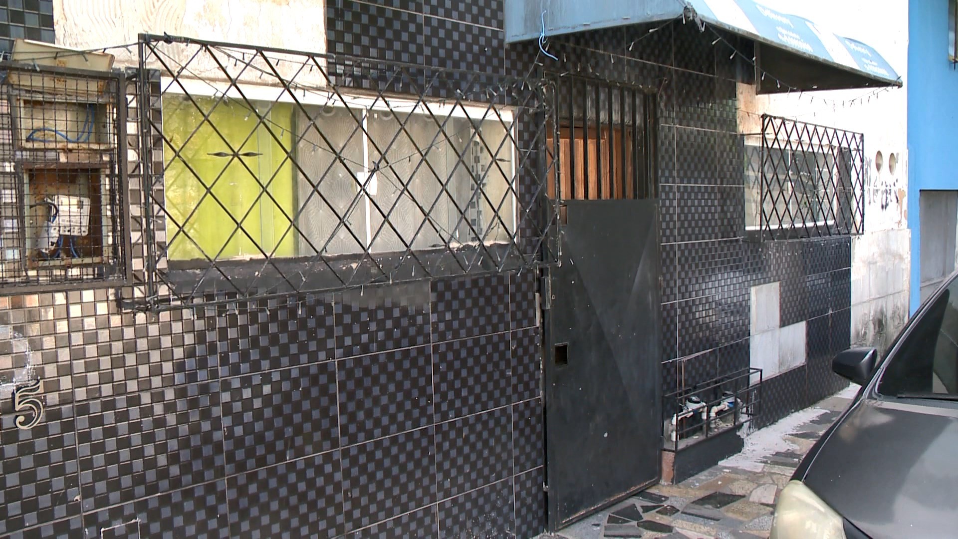 Homem é assassinado a tiros em casa de prostituição, em Vila Velha; criminoso atirou da janela