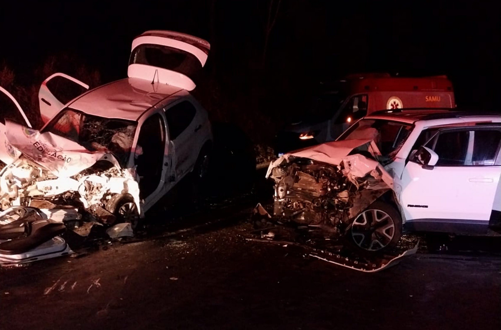 Quatro pessoas ficam feridas em acidente envolvendo três veículos na MGC-383