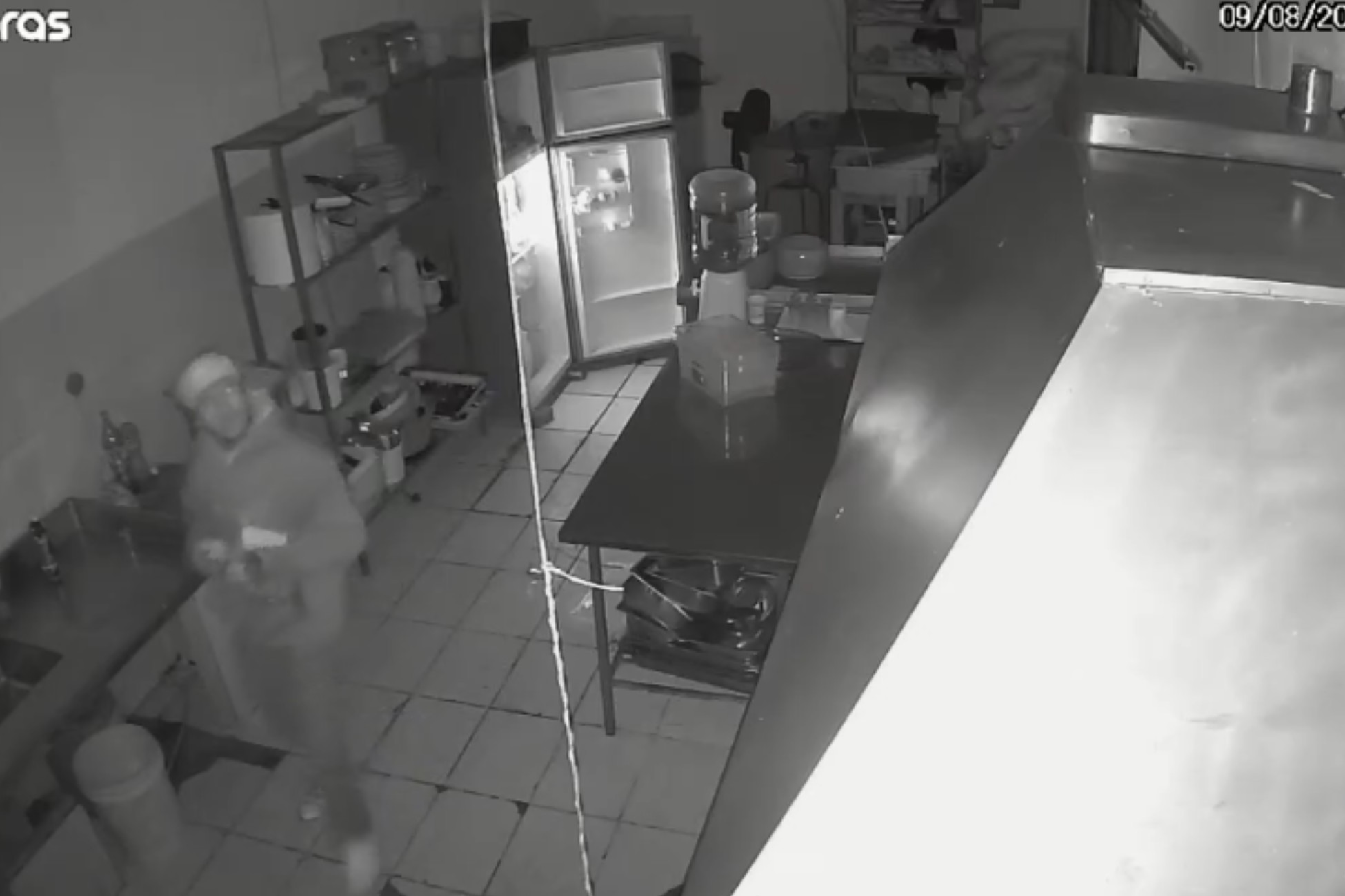 VÍDEO: homem invade restaurante, furta carnes e come queijo durante o crime na Grande Curitiba