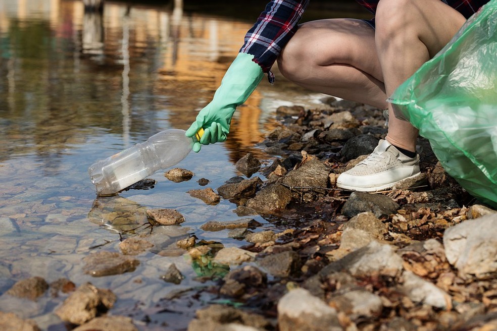 Embalagens plásticas descartadas de forma inadequada também podem gerar o microplástico ao serem fragmentadas pela ação do tempo. — Foto: Pixabay/Divulgação