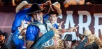 Alisson de Souza montou o touro Relíquia da Patroa no Round Final e conquistou o título da etapa da PBR da Festa do Peão de Americana, neste domingo (7) — Foto: Thomaz Marostegan