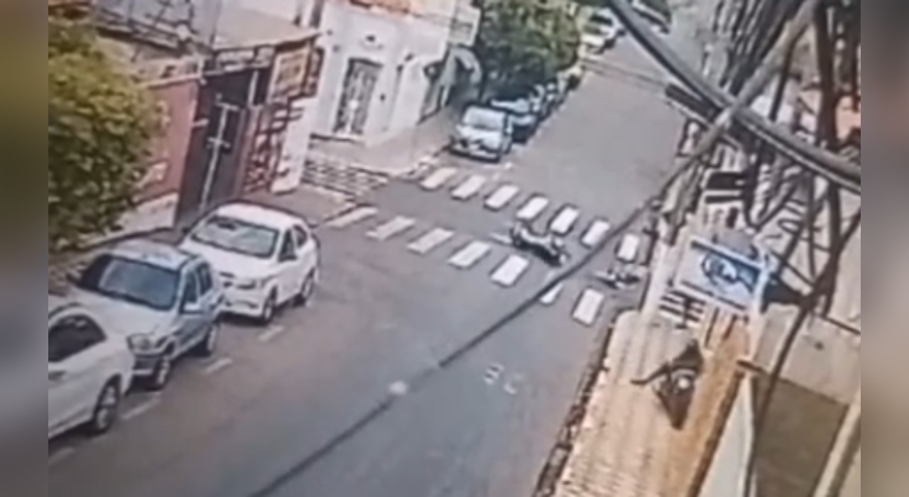 VÍDEO: jovem é arremessado e bate contra parede após batida entre duas motos em Porto Feliz 