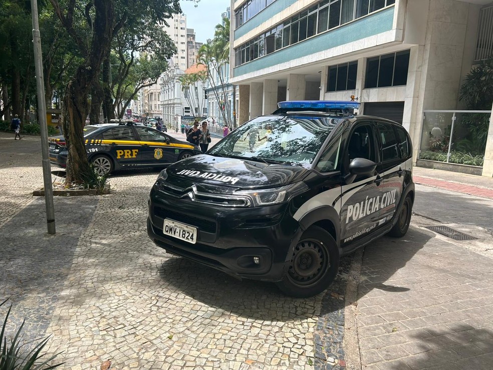 Polícias cumprem mandados de busca e apreensão na Câmara de Juiz de Fora — Foto: Gabriel Landim/TV Integração