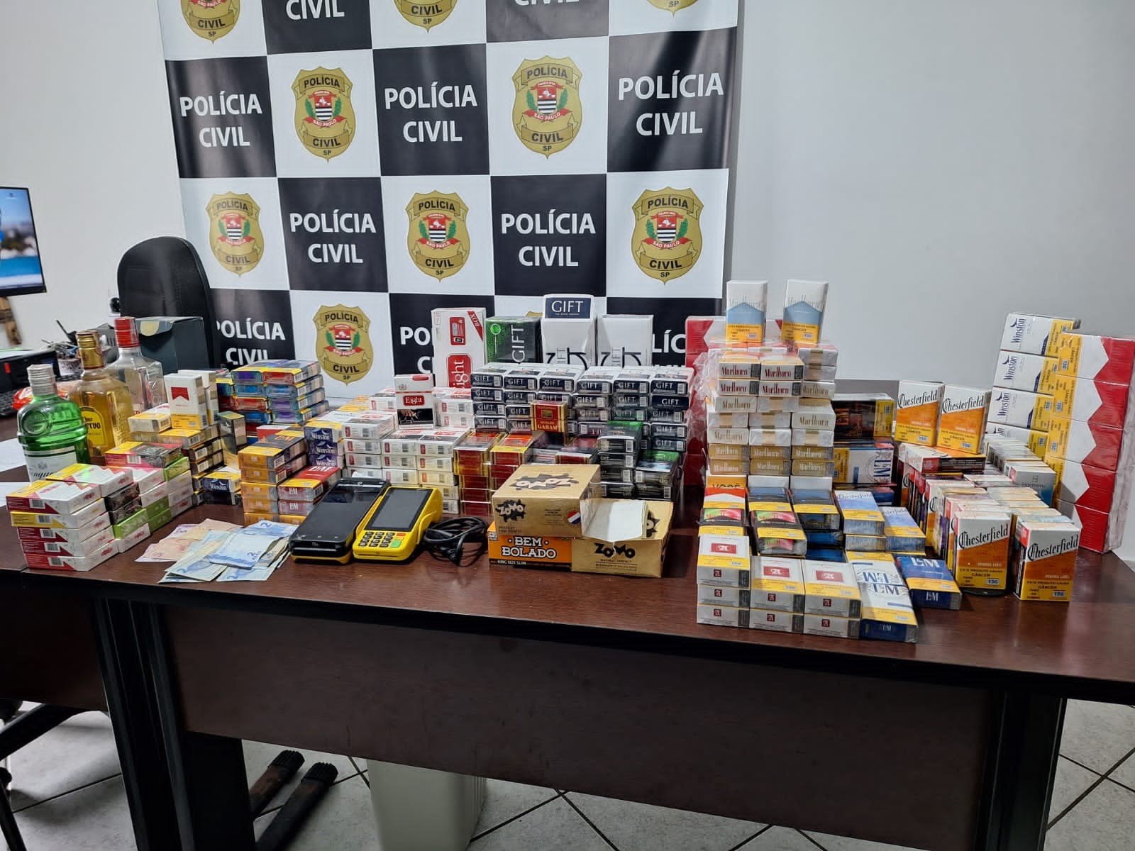 Polícia Civil prende envolvidos em roubos de carga de cigarros durante mandados de prisão, busca e apreensão