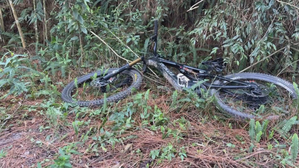 Ciclista morreu após se desequilibrar em trilha da Serra do Japi — Foto: Régis Rosa / TV TEM