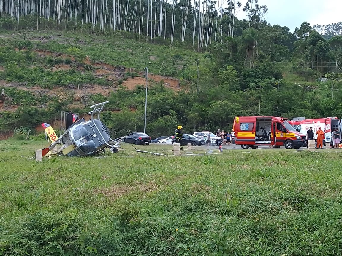 Helicóptero cai em cidade de SC