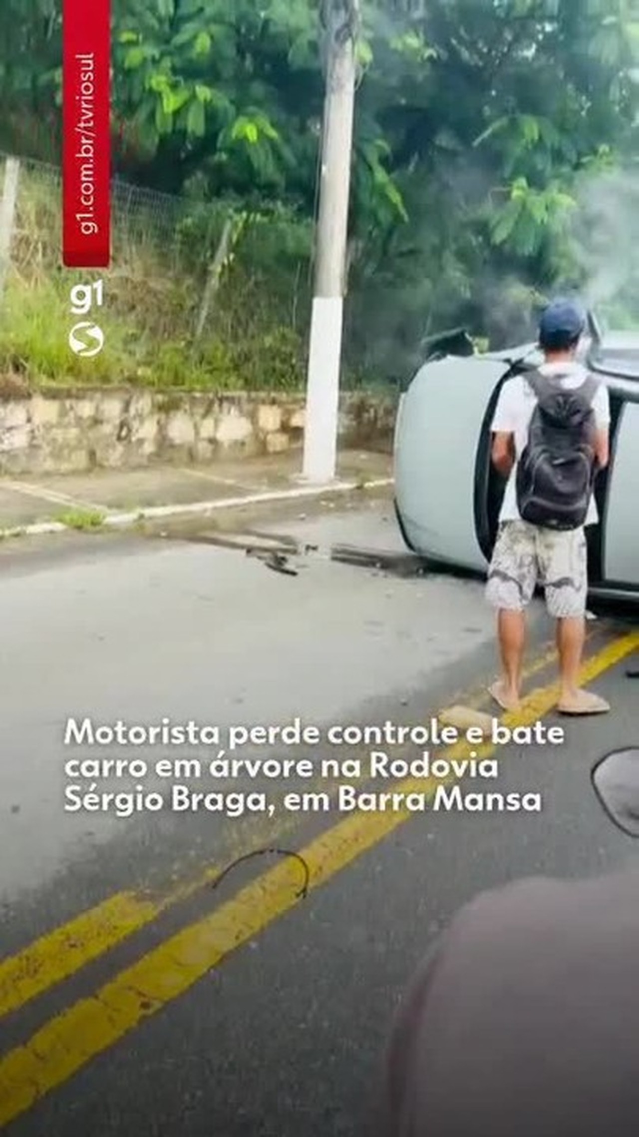 Motorista perde controle e bate carro em árvore na Rodovia Sérgio Braga, em Barra Mansa