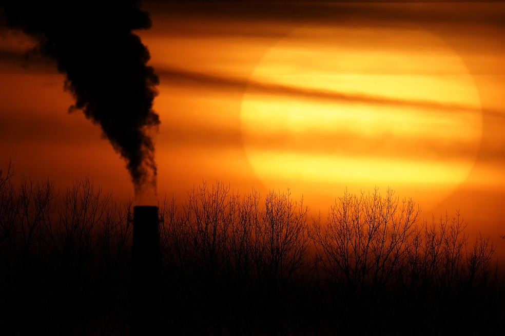 Emissões de uma usina a carvão aparecem contra o pôr do sol em Kansas City, Missouri, em 1º de fevereiro de 2021. — Foto: AP/Charlie Riedel