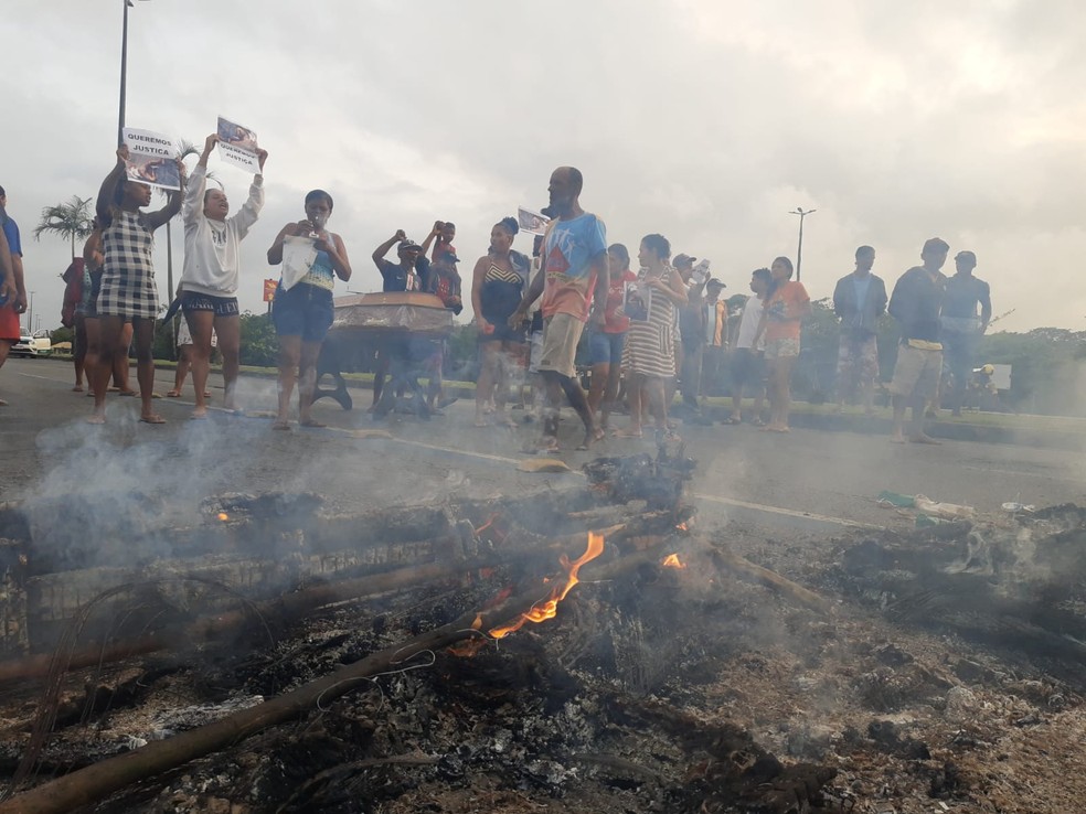 O corpo do idoso foi levado para o meio da avenida em Aracaju (SE) — Foto: Anderson Barbosa/ TV Sergipe