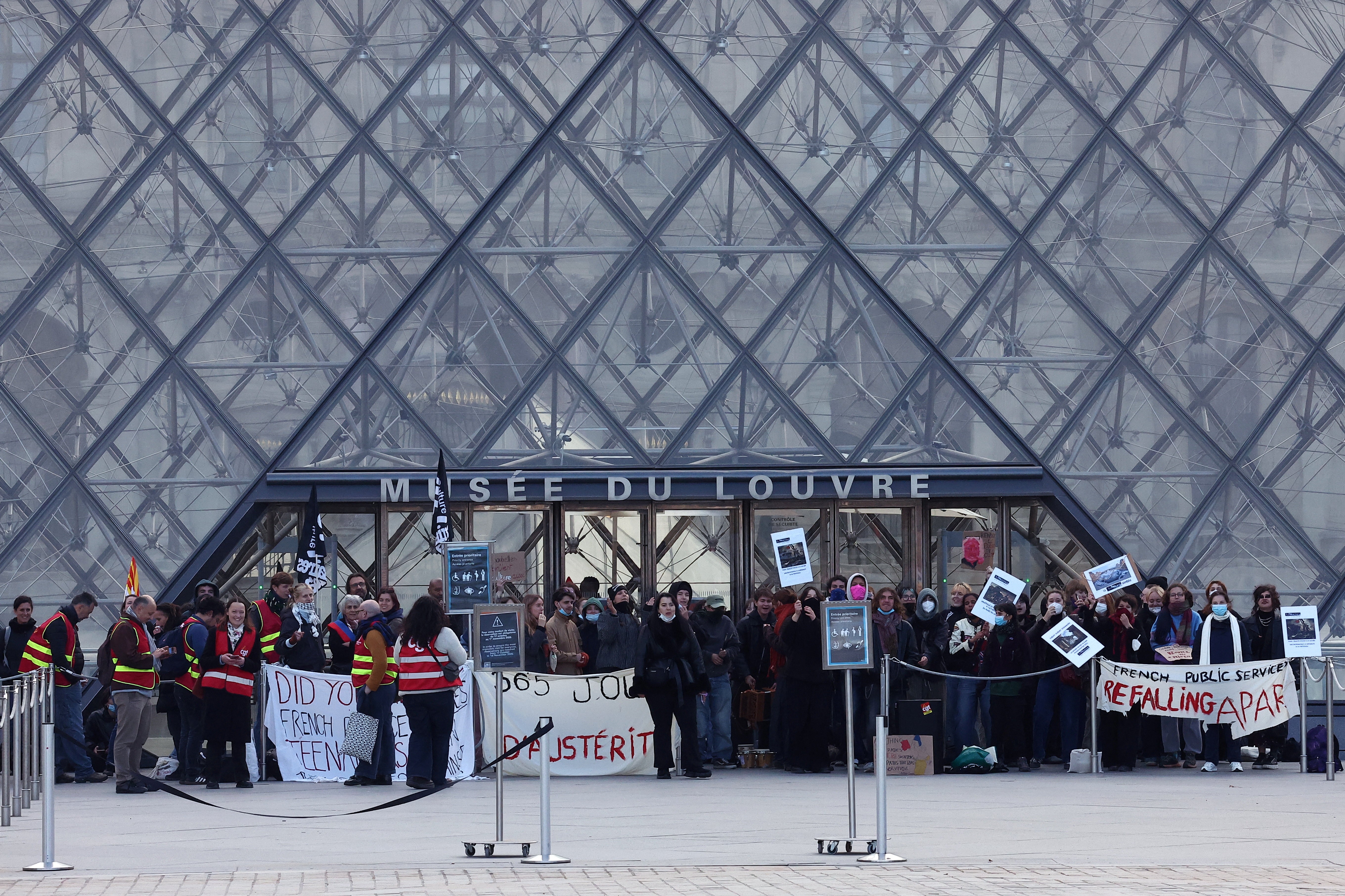 Cidades na França decretam toque de recolher em meio a onda de protestos