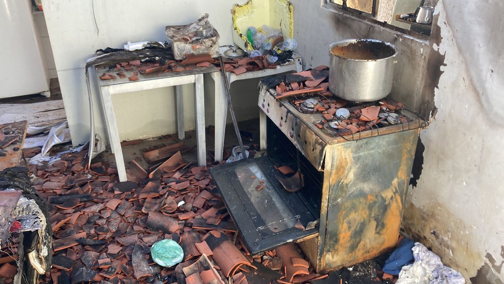 Fogão e telhas destruídos por incêndio em casa em Mossoró — Foto: Pedro Hugo/Inter TV Costa Branca