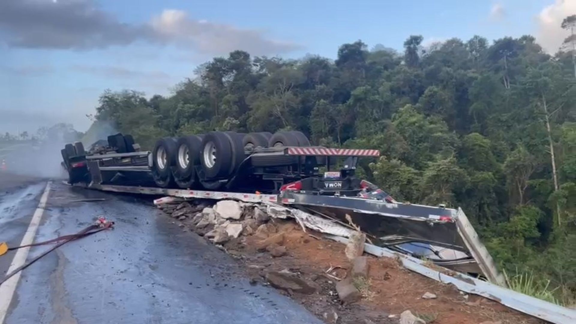 VÍDEO: carreta tomba e pega fogo na BR-101, em Vila Velha