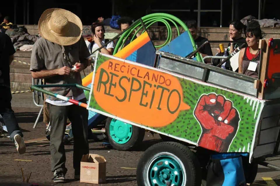Projeto reforma carroças de catadores de materiais recicláveis e oferta serviços culturais gratuitos em Belém