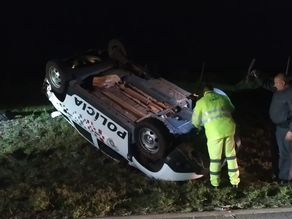 Viatura da Polícia Militar capota após acidente de trânsito na Rodovia Raposo Tavares (SP-270) — Foto: Wagner Bueno/Portal Bueno