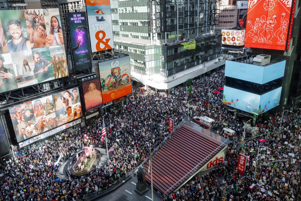 Milhares de manifestantes ocupam a Times Square durante o protesto “No Kings”, neste sábado, 18 de outubro de 2025, em Nova York. — Foto: Olga Fedorova / AP