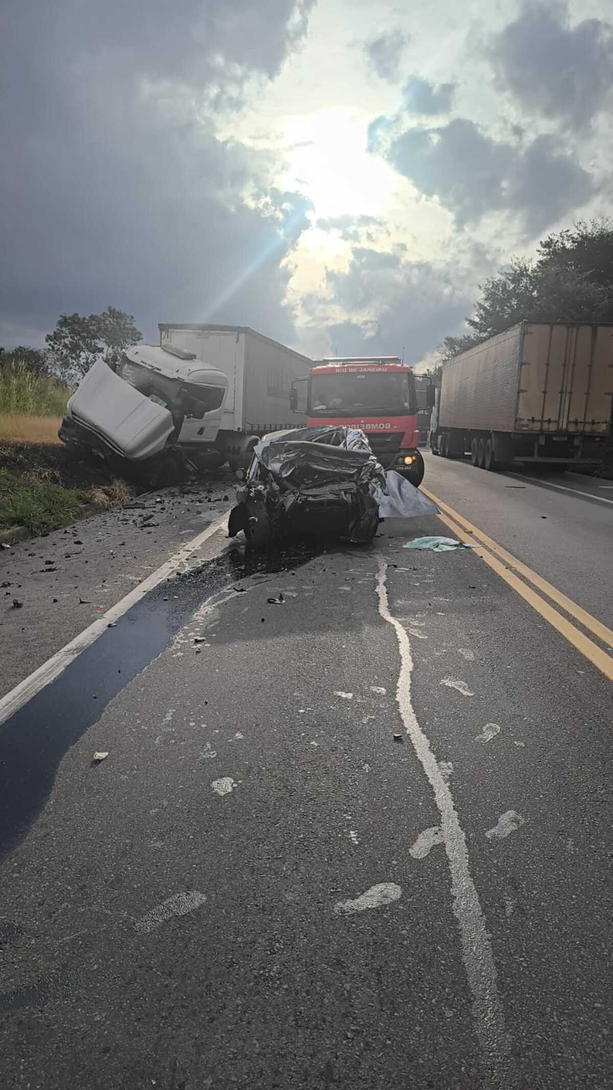 Mulher morre em acidente entre carro e caminhão na BR-393, em Três Rios