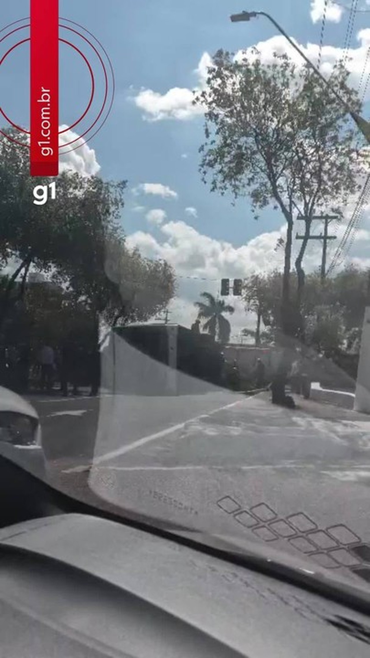Ônibus capota na Zona Centro-Oeste de Manaus
