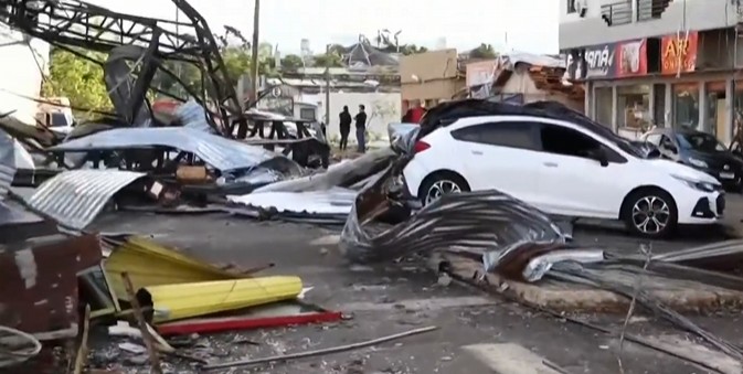 Tornado causa destruição e deixa 5 mortos e mais de 400 feridos no Paraná