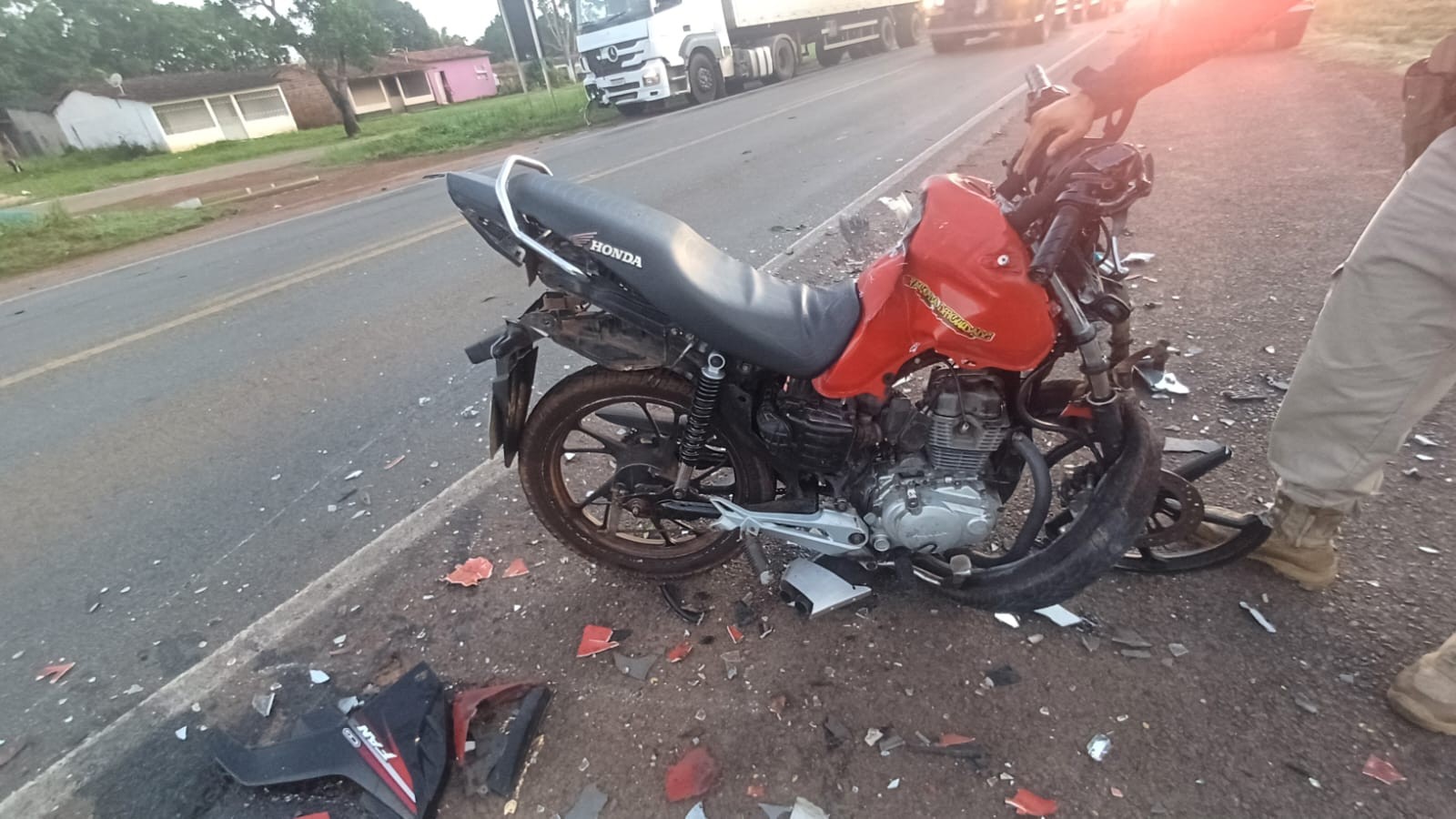 Motociclista morre em colisão com carreta na BR-135, em Santa Rita