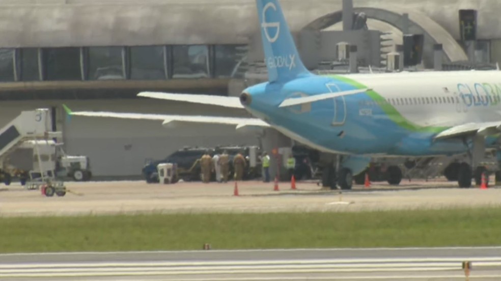 Deportado dos Estados Unidos é algemado e levado pela Polícia Federal ao desembarcar em Fortaleza; contra ele havia mandado de prisão — Foto: TV Verdes Mares/Reprodução