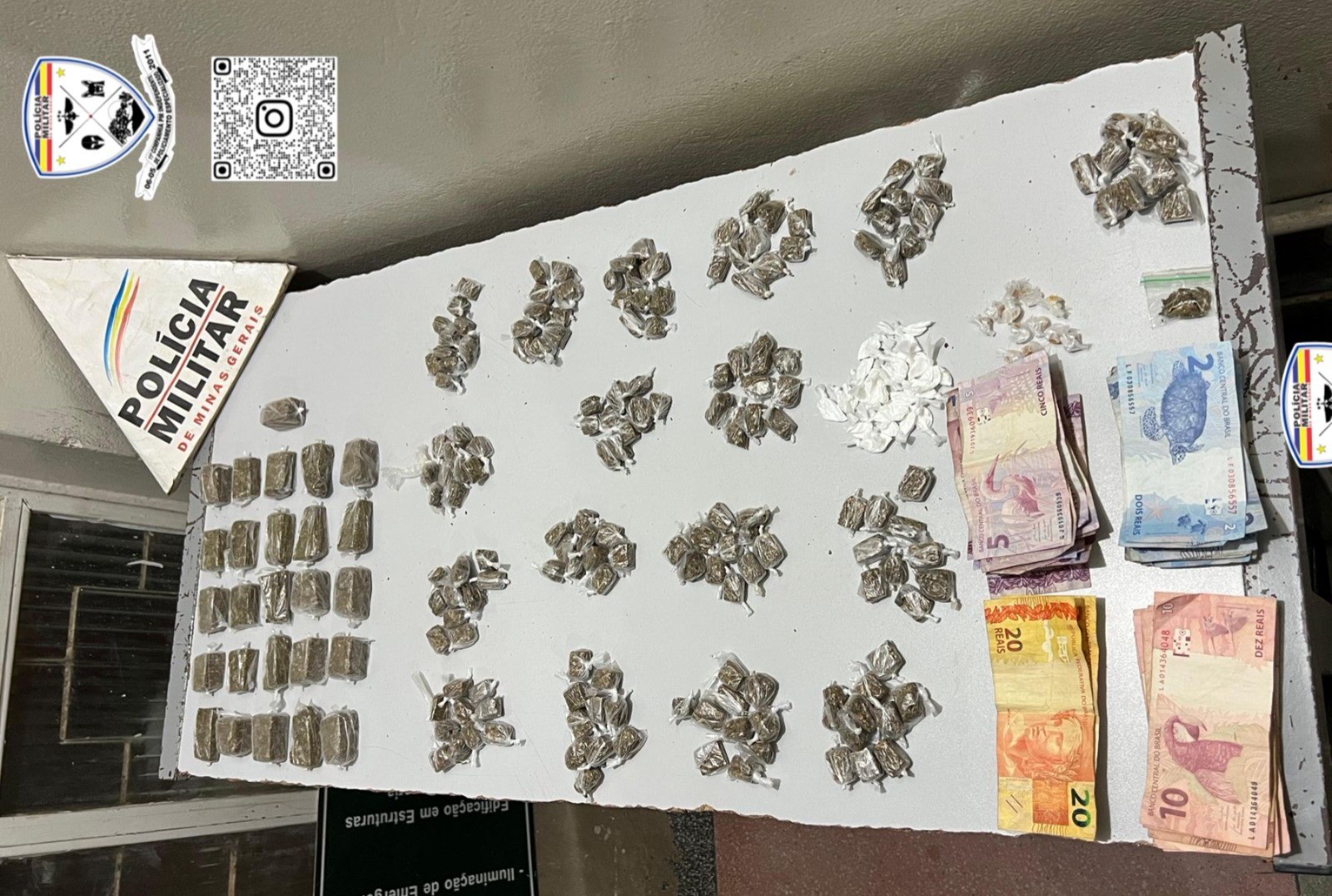 Menor é encontrado escondido embaixo de lona segurando bolsa com drogas