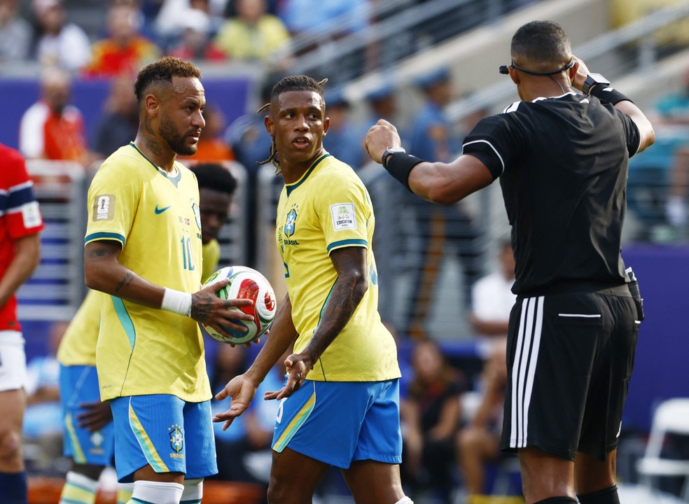 Neymar Jr., do Brasil , se prepara para cobrar um pênalti — Foto: REUTERS/Jeenah Moon