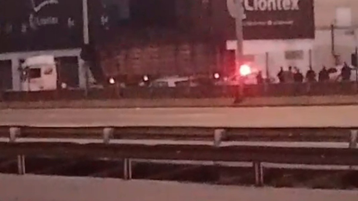 Moradores relatam intenso tiroteio em Duque de Caxias; carreta é atravessada na Washington Luiz