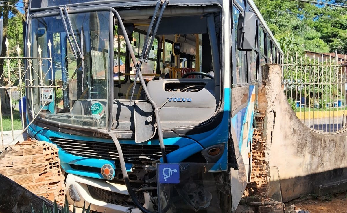 Ônibus derruba muro de casa em Barra Mansa