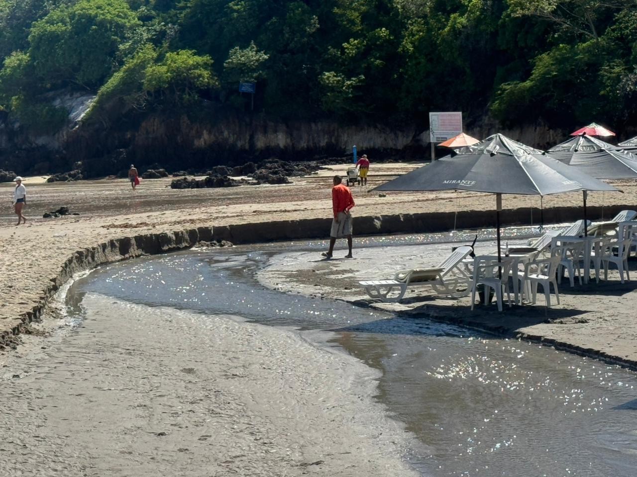 Praia de Ponta Negra: Faixa de areia volta a ter alagamentos e 'vala' se abre após chuva em Natal