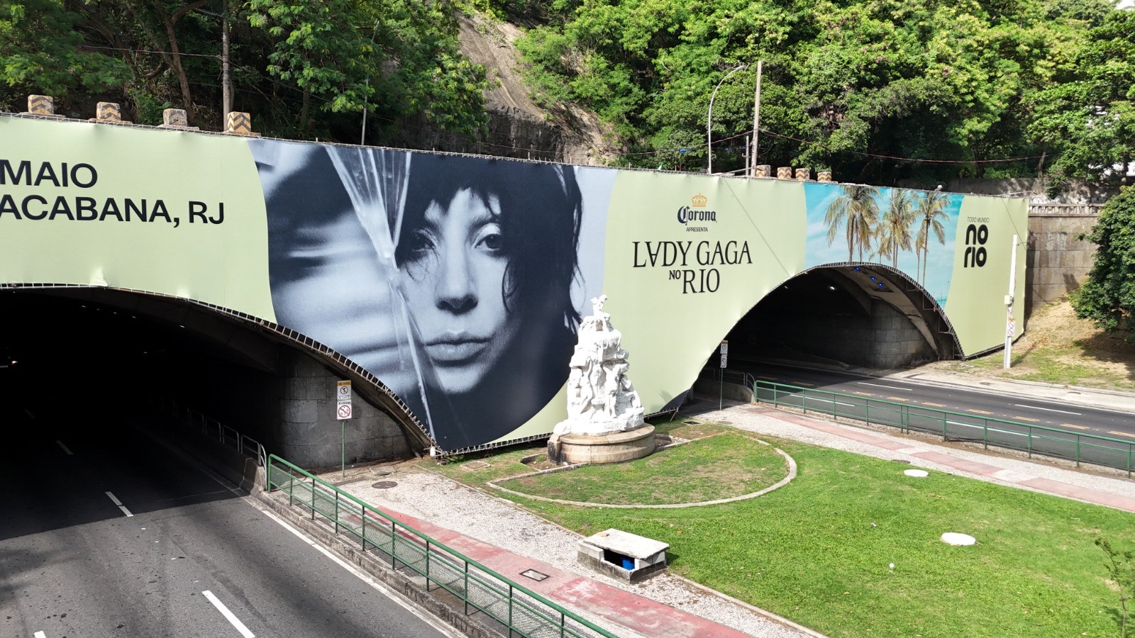 Painel de Lady Gaga é Retirado de Túnel No Rio, E Hashtag #Elanão Viraliza; entenda | Mostre da Lady Gaga