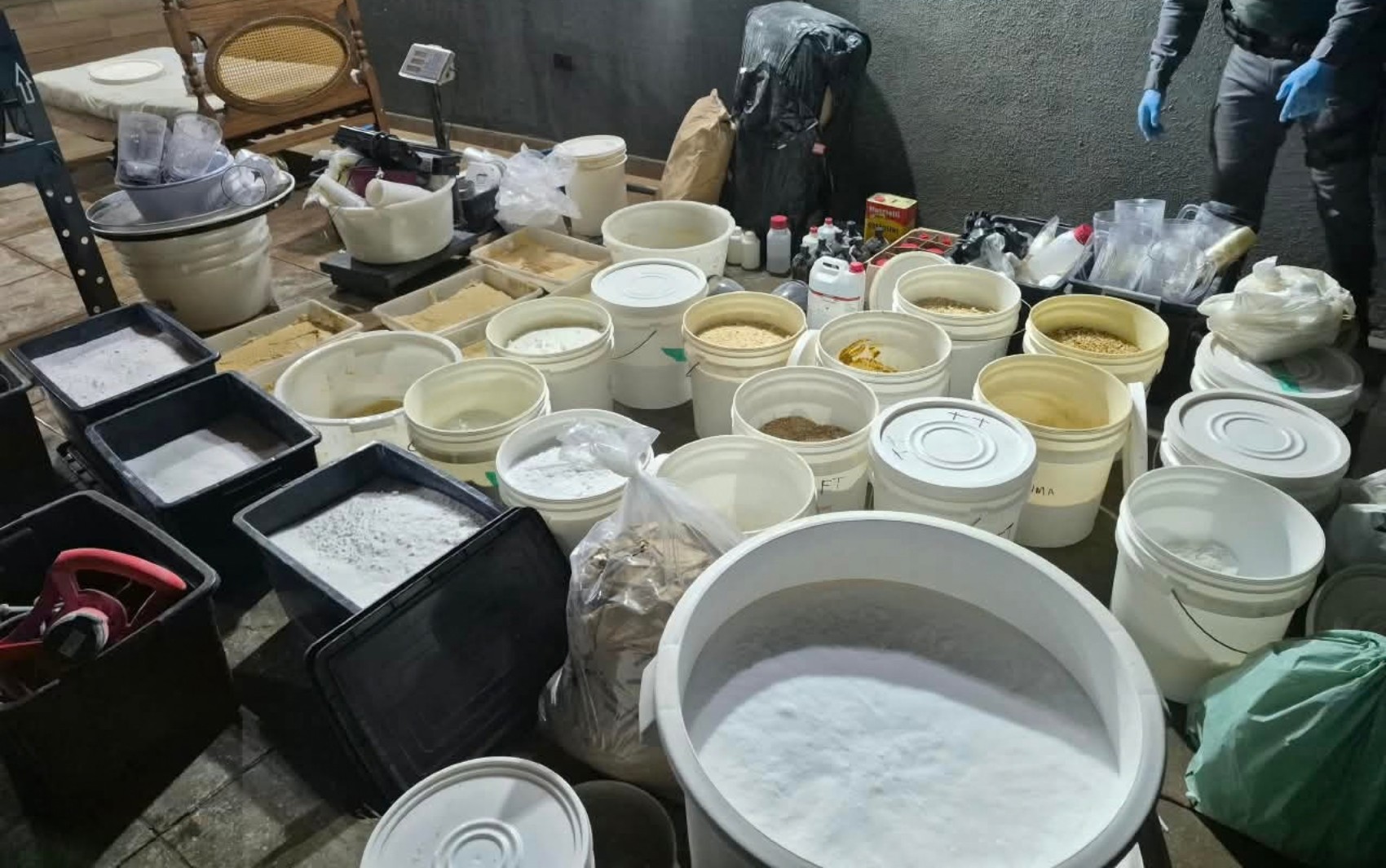 Polícia Militar apreende 390 kg de cocaína e crack e fecha laboratório em Barrinha, SP