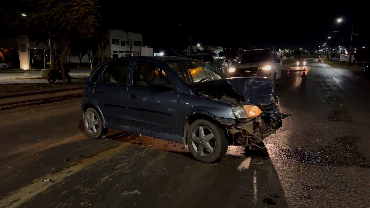 Três adultos e uma criança ficam feridos após motorista alcoolizado perder controle de veículo e bater em carro na Bahia