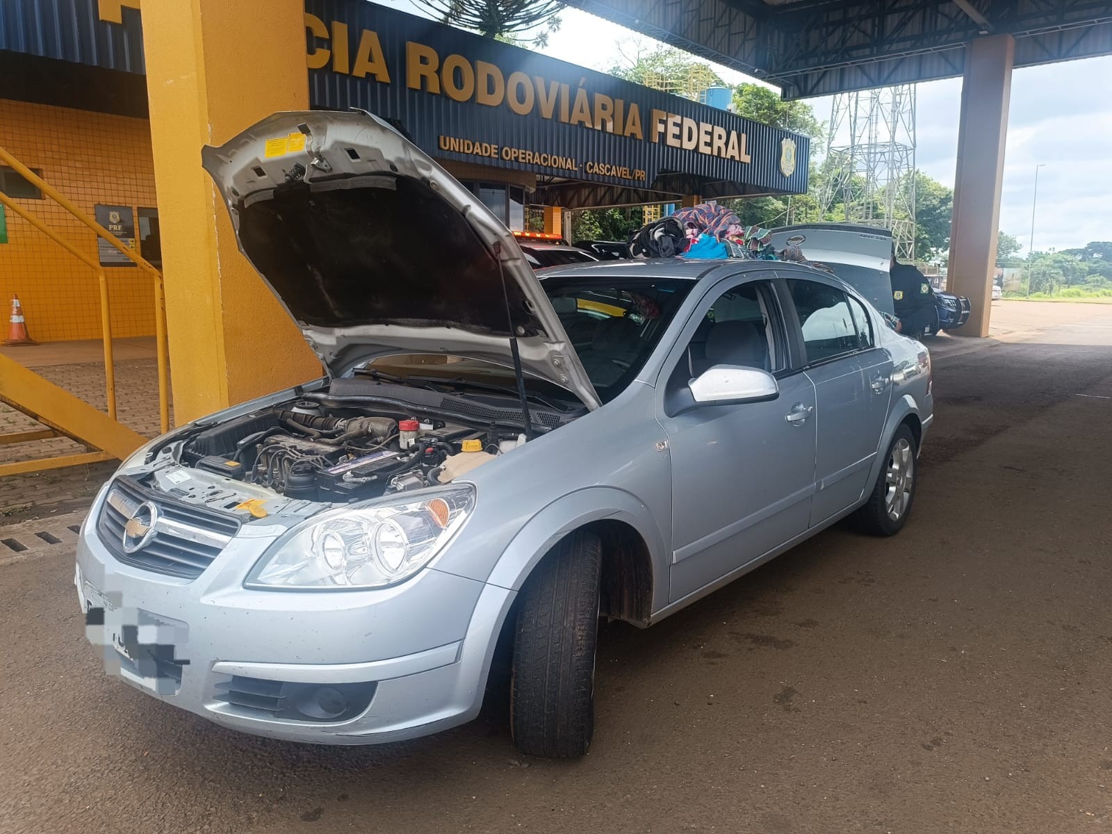 Carro furtado há 15 anos em Curitiba é recuperado na BR-277 em Cascavel