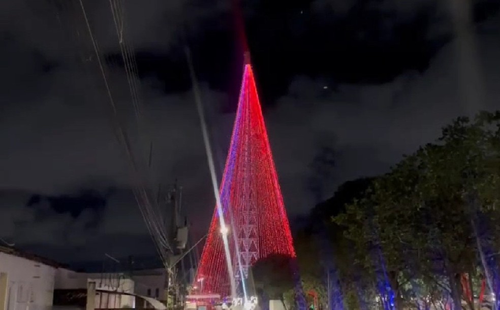 Árvore de Mirassol acesa durante teste realizado no fim de semana em Natal — Foto: Kleber Teixeira/Inter TV Cabugi