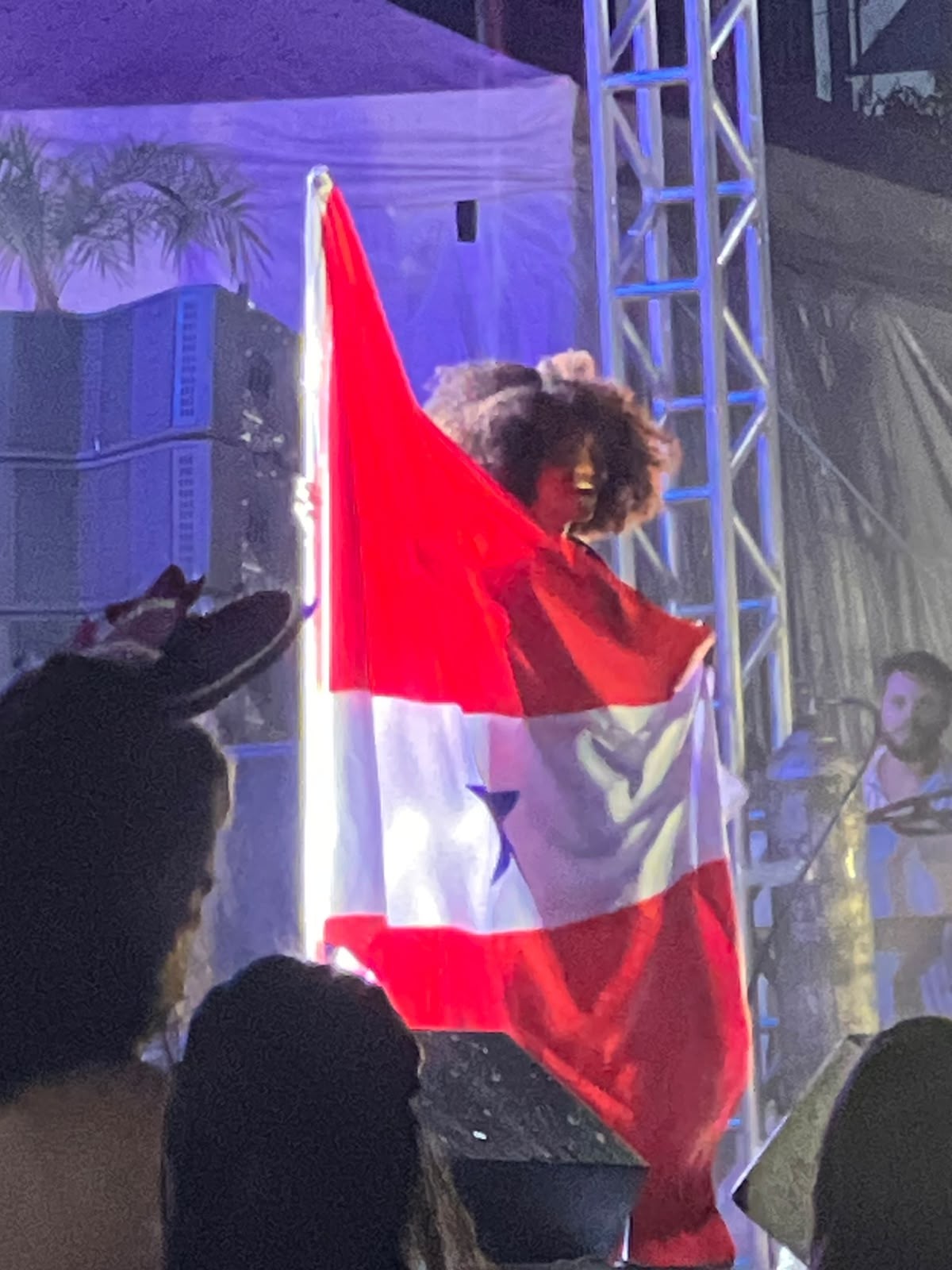'Levo cada um no meu coração', diz Gaby Amarantos em show da Parada LGBT+ em Rio Branco