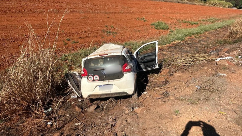 Motorista morre após carro ser atingido por caminhão na saída de posto de combustíveis na BR-365 em MG
