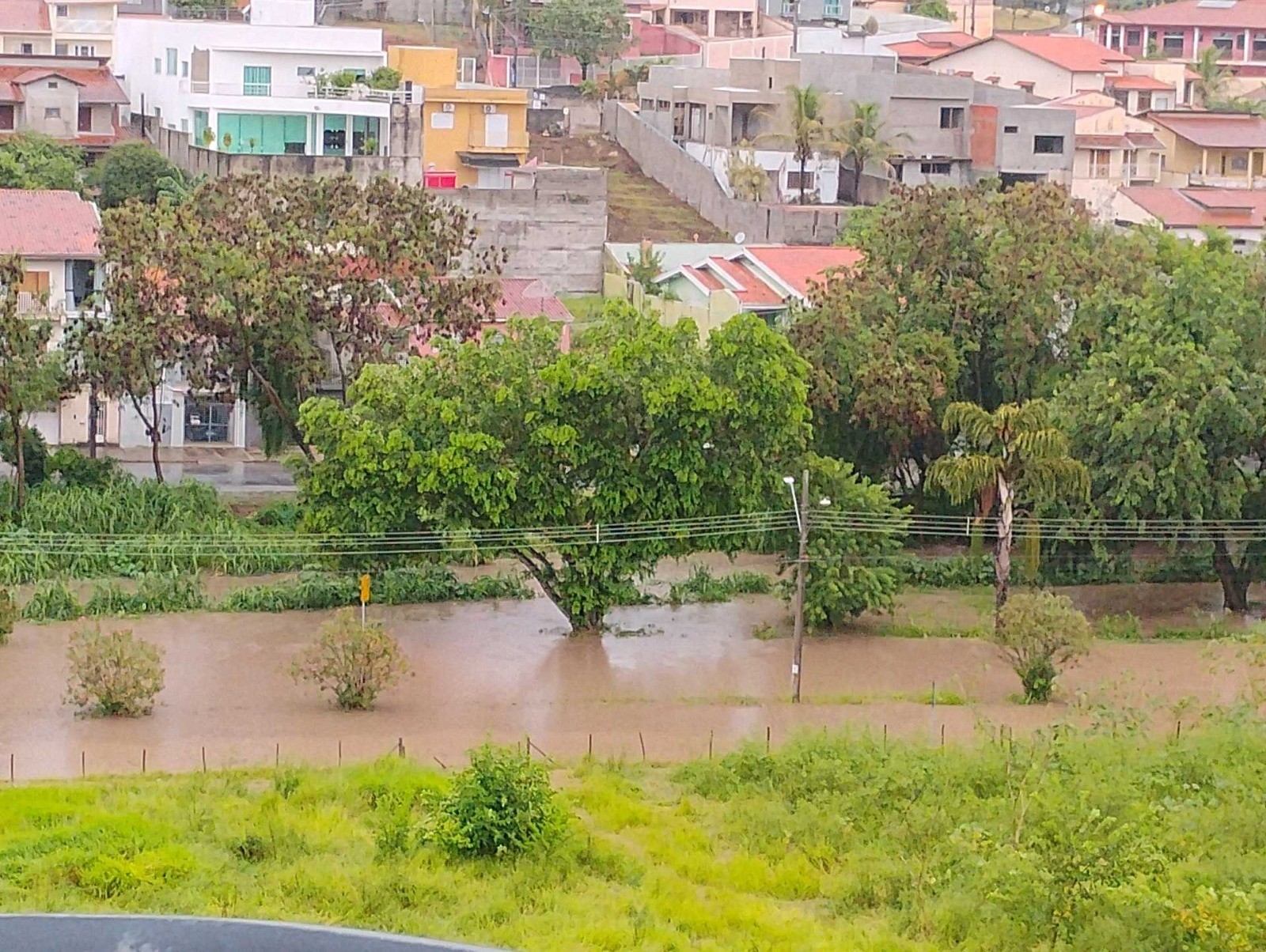 Chuva causa estragos em Taubaté; Rodovia Oswaldo Cruz fica alagada