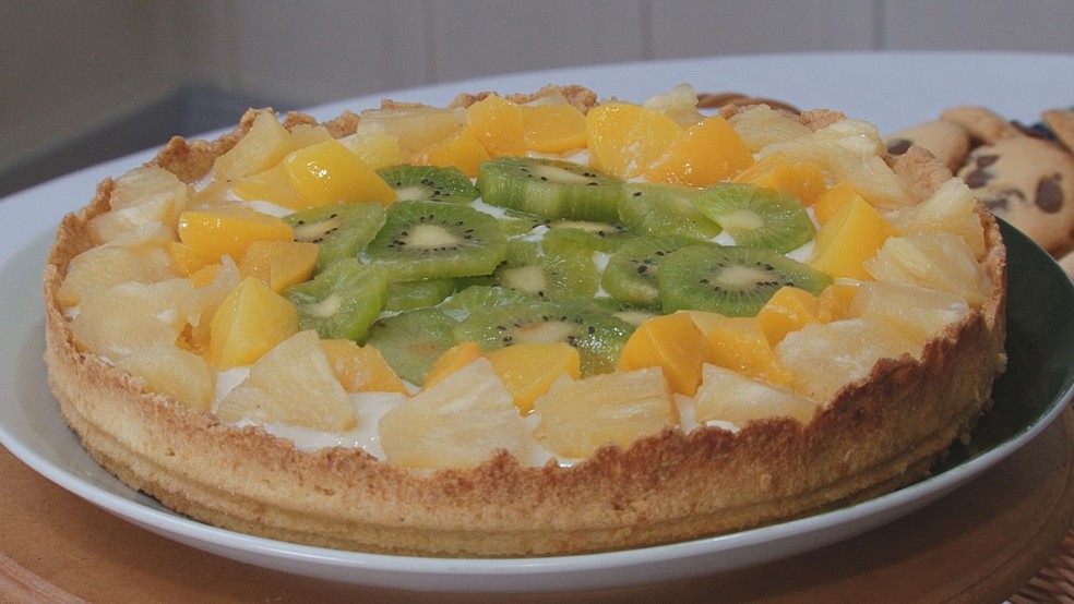 Saiba preparar uma sobremesa com abacaxis e pêssegos em calda e kiwi — Foto: Reprodução/RPC