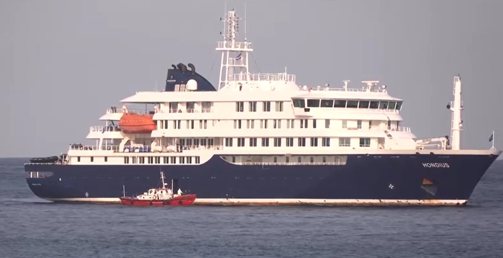 Barco evacua passageiros infectados de cruzeiro — Foto: Reuters