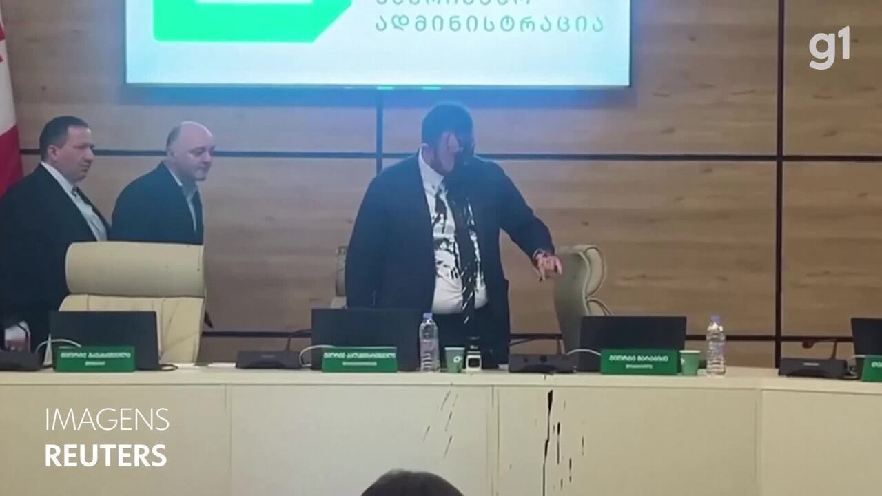VÍDEO: Oposicionista joga tinta no rosto líder eleitoral da Geórgia em protesto contra resultado de eleição