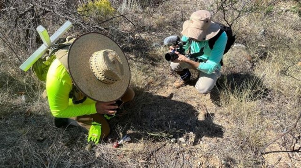 O cinegrafista José María Rodero subiu o Cerro Picudo acompanhado de Chaparrito. — Foto: VALENTINA OROPEZA / BBC NEWS MUNDO
