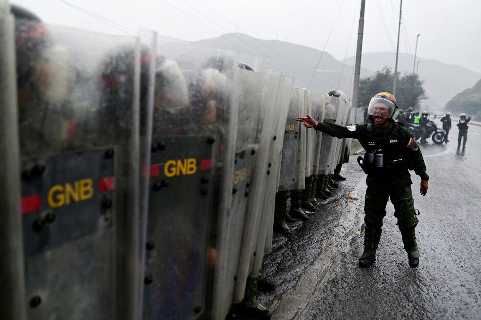 Polícia acompanha a manifestação contra Maduro em Caracas — Foto: Maxwell Briceno/Reuters